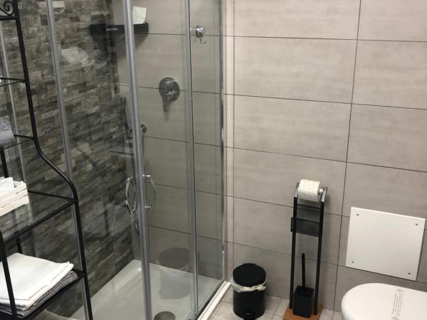 Villa Trevisi - ROOMS : photo 5 de la chambre chambre double ou lits jumeaux avec salle de bains privative