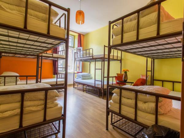 Let's Rock Party Hostel : photo 1 de la chambre lit dans chambre de 8 personnes avec salle de bains commune