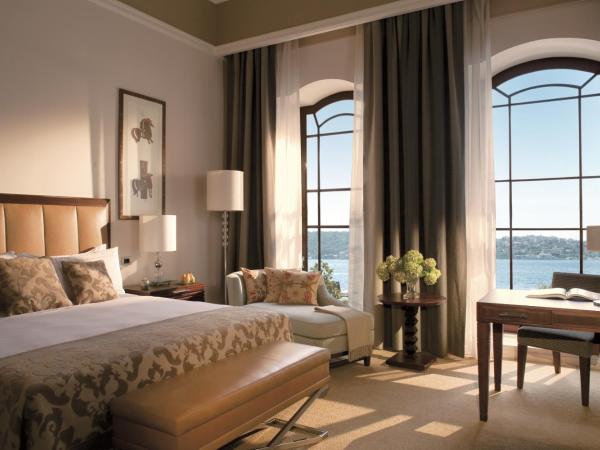 Four Seasons Hotel Istanbul at the Bosphorus : photo 1 de la chambre chambre lit king-size palace bosphore