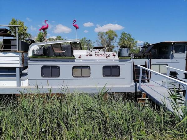 Séjour atypique et insolite sur notre péniche La Coradine avec grand spa : photo 6 de la chambre studio lit king-size avec canapé-lit