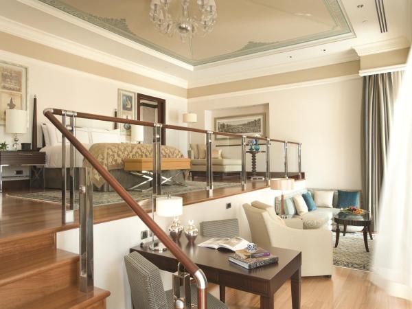Four Seasons Hotel Istanbul at the Bosphorus : photo 1 de la chambre suite lit king-size palace bosphore