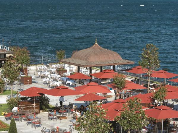Four Seasons Hotel Istanbul at the Bosphorus : photo 4 de la chambre chambre lit king-size palace bosphore