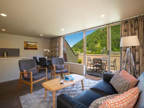 Cranbury Court Apartments : photo 1 de la chambre appartement 2 chambres avec balcon