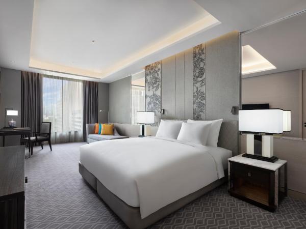 Sindhorn Kempinski Hotel Bangkok - SHA Extra Plus Certified : photo 6 de la chambre suite exécutive lit king-size