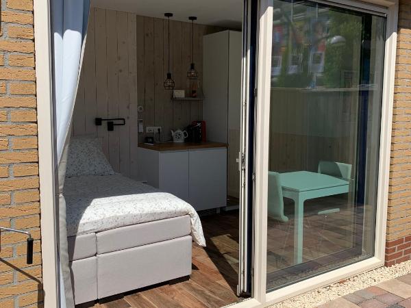 B&B Diemerplein : photo 1 de la chambre chambre lit king-size - vue sur jardin