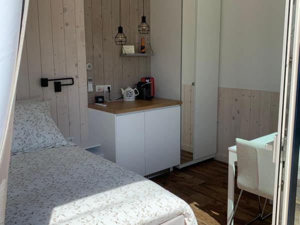 B&B Diemerplein : photo 7 de la chambre chambre lit king-size - vue sur jardin