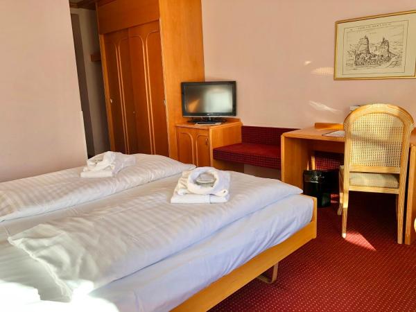 Thermal Hotels & Walliser Alpentherme Leukerbad : photo 6 de la chambre chambre double maison blanche