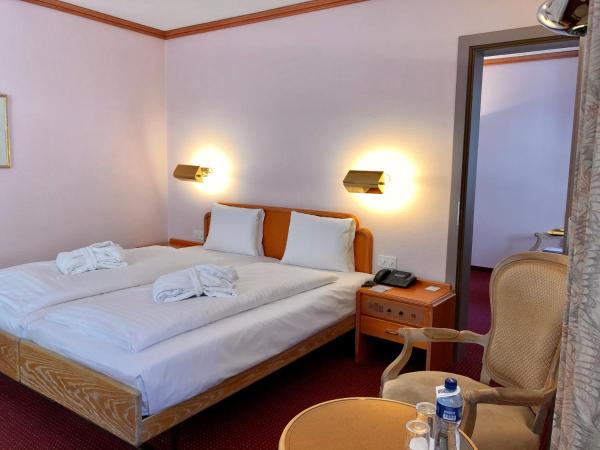 Thermal Hotels & Walliser Alpentherme Leukerbad : photo 1 de la chambre chambre double maison blanche