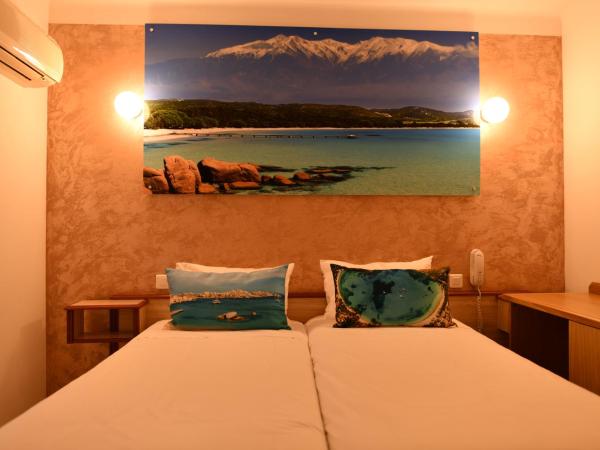 Hôtel Le Claridge : photo 2 de la chambre chambre lits jumeaux