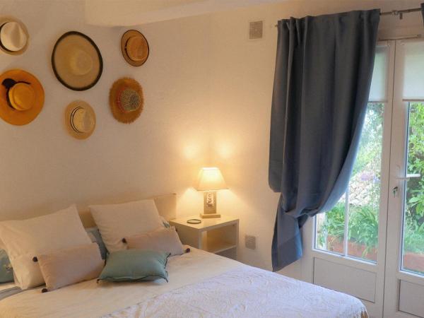 Lou Candelou : photo 1 de la chambre chambre double avec baignoire - provence - vue sur jardin