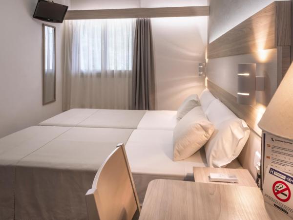 Hotel Catalunya Express : photo 6 de la chambre chambre triple (2 adultes & 1 enfant)