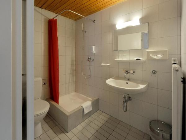 Hotel National Bern : photo 8 de la chambre chambre triple