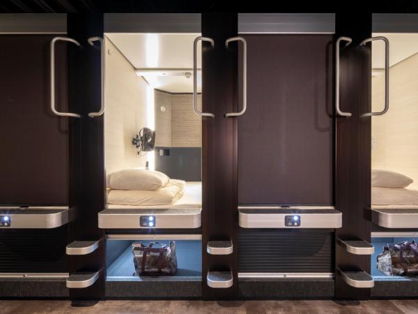 Capsule Hotel Cube Hiroshima : photo 4 de la chambre chambre capsule moyenne avec douche et toilettes communes - réservée aux femmes