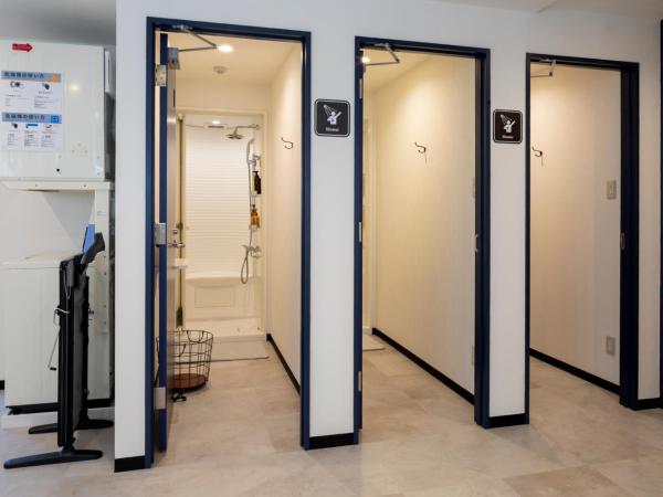 Capsule Hotel Cube Hiroshima : photo 6 de la chambre chambre capsule moyenne avec douche et toilettes communes - réservée aux hommes