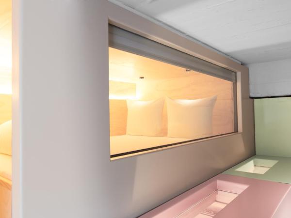 Volkshotel : photo 3 de la chambre cabine de couchage avec salle de bains commune