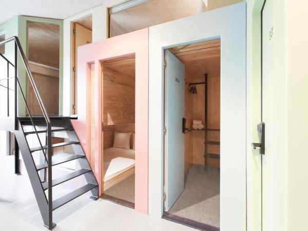 Volkshotel : photo 1 de la chambre cabine de couchage avec salle de bains commune