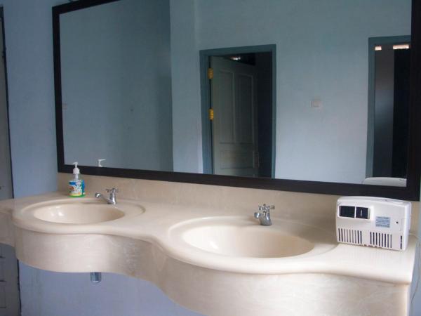 Ndalem Mantrigawen : photo 7 de la chambre chambre lits jumeaux standard avec ventilateur