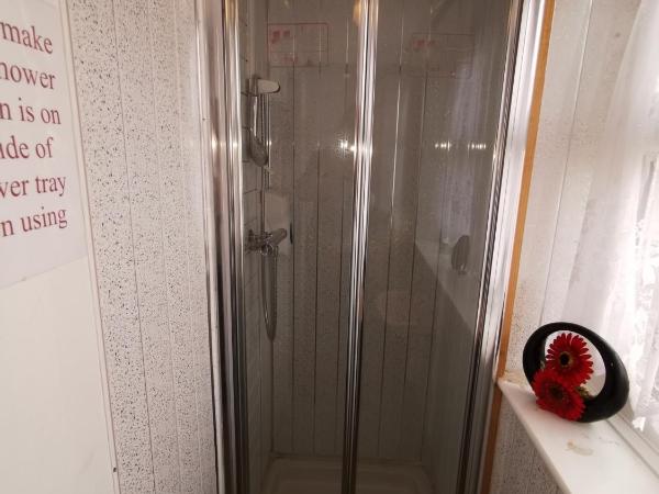 BUKHARI Hotel : photo 7 de la chambre chambre lits jumeaux avec salle de bains