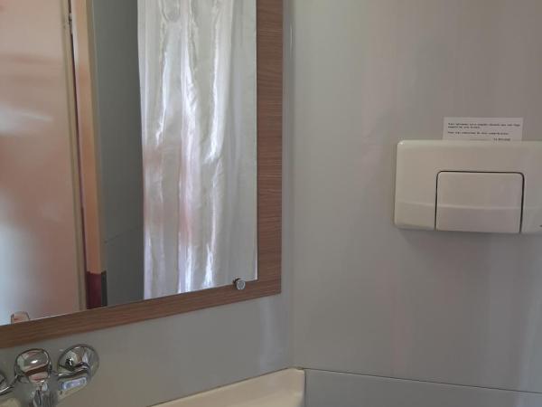 Premiere Classe Carcassonne : photo 7 de la chambre chambre triple (1 lit double et 1 lit simple)