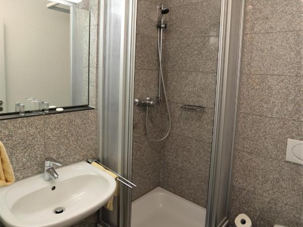 Hotel Christl München Innenstadt : photo 2 de la chambre chambre double avec salle de bains privative