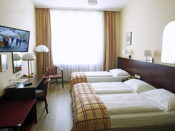 Continental Hotel-Pension : photo 1 de la chambre chambre triple