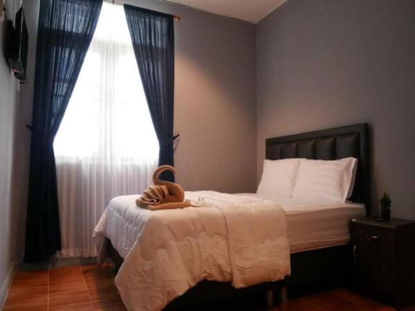 airport house : photo 6 de la chambre chambre double avec salle de bains privative