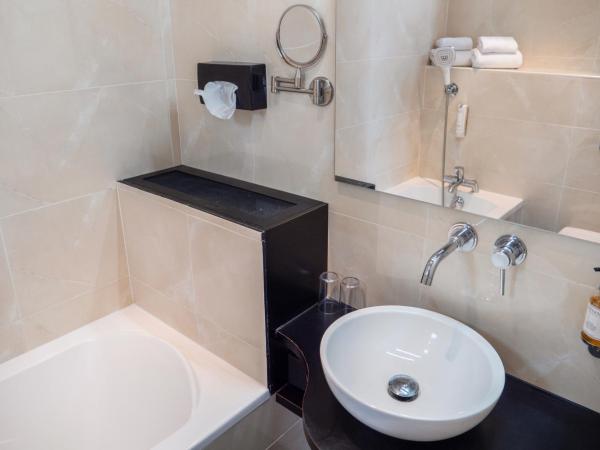 Hôtel Le Boeuf Couronné Chartres - Logis Hotels : photo 9 de la chambre chambre double supérieure