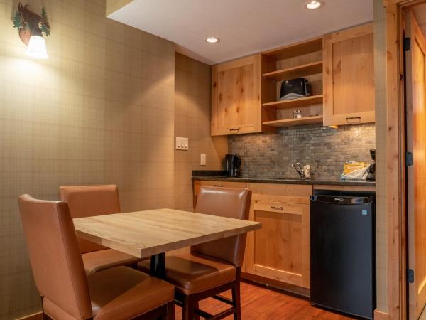 Fox Hotel and Suites : photo 7 de la chambre suite 1 chambre avec lit king-size