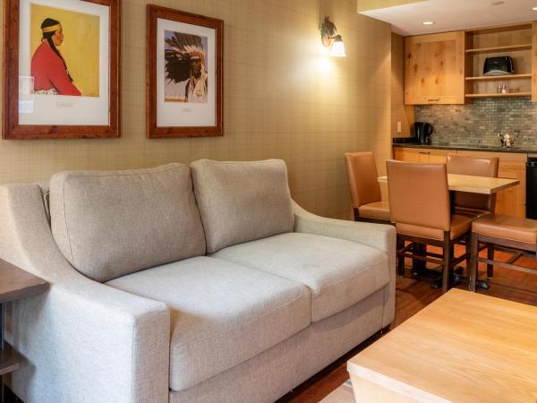 Fox Hotel and Suites : photo 8 de la chambre suite 1 chambre avec lit king-size