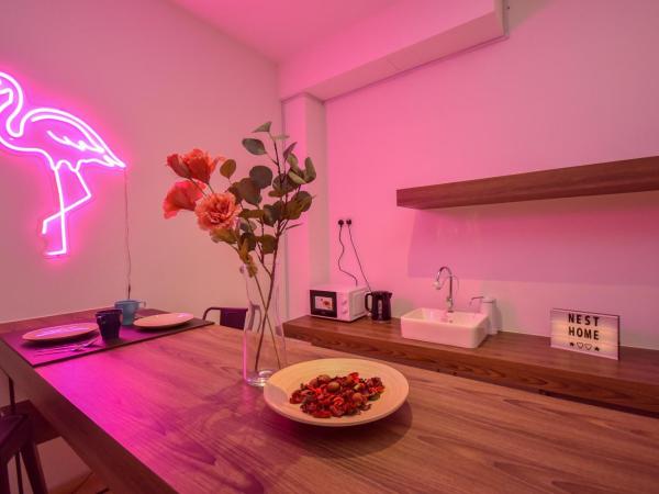Cube 8teens by Nest Home : photo 8 de la chambre deluxe studio with neon