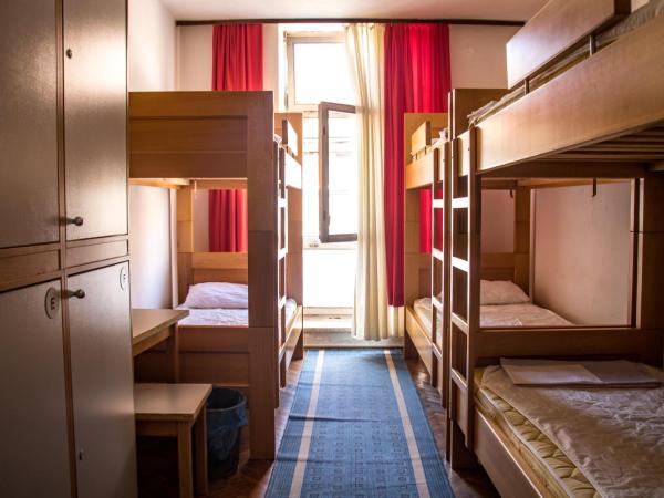 HI Hostel Zagreb : photo 2 de la chambre lit simple dans dortoir à 6 lits