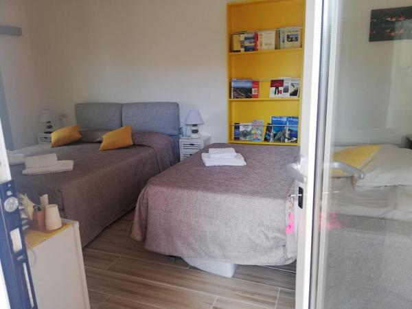 Flamingo Guest House- Rooms : photo 10 de la chambre chambre familiale avec salle de bains privative