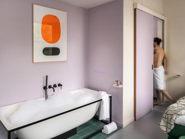 Hotel Unplugged : photo 1 de la chambre chambre double deluxe avec baignoire