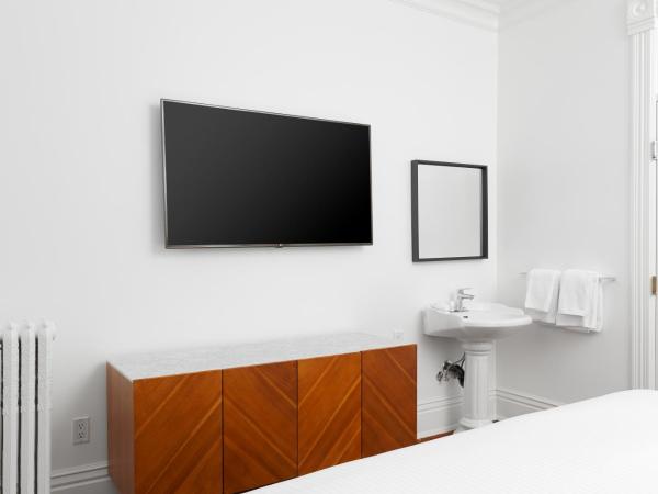 Victorian Hotel : photo 3 de la chambre chambre lit king-size avec salle de bains commune