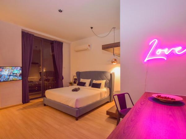 Cube 8teens by Nest Home : photo 1 de la chambre premium studio with neon