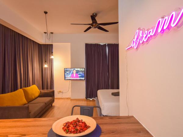 Cube 8teens by Nest Home : photo 2 de la chambre premium studio with neon