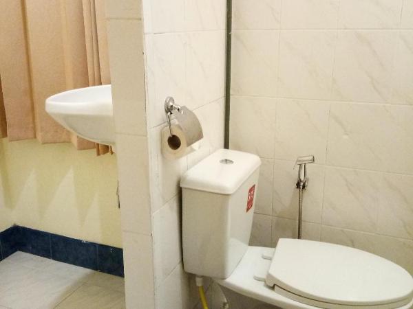 Manee Cool Mueang : photo 5 de la chambre chambre quadruple avec salle de bains privative