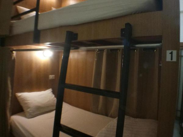 Manee Cool Mueang : photo 3 de la chambre chambre quadruple avec salle de bains privative