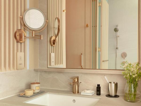 The Silveri Hong Kong - MGallery : photo 4 de la chambre luxury executive room - 1 king size bed, lounge access, bathtub