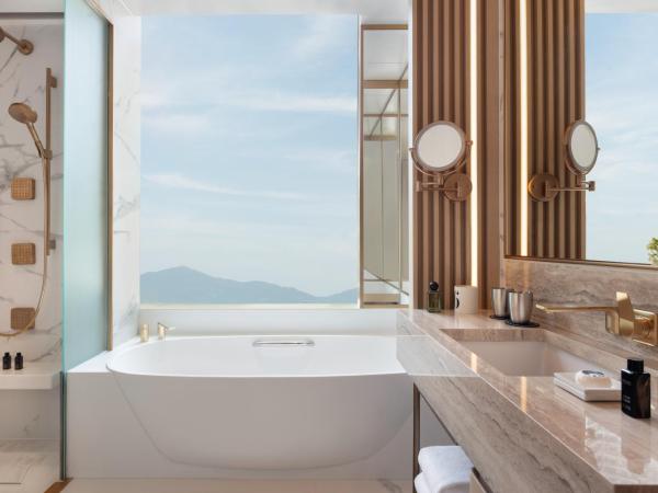 The Silveri Hong Kong - MGallery : photo 1 de la chambre luxury executive room - 1 king size bed, lounge access, bathtub