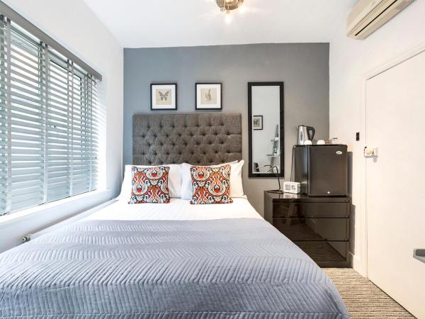 Martel Guest House : photo 2 de la chambre chambre double avec salle de bains privative