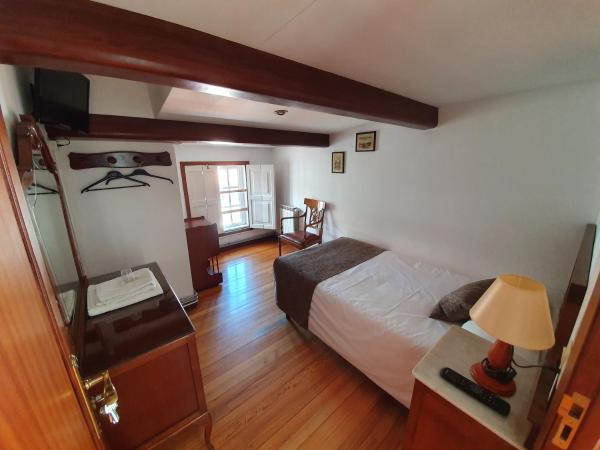 Hostal Giadás : photo 1 de la chambre chambre simple standard avec salle de bains commune