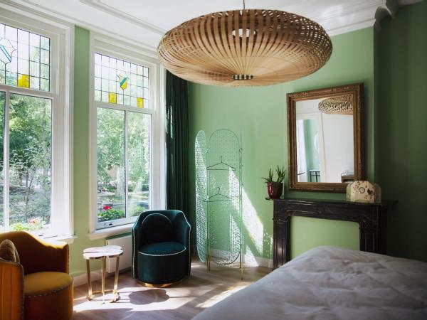 MUZE Hotel Utrecht : photo 1 de la chambre chambre lit king-size avec balcon