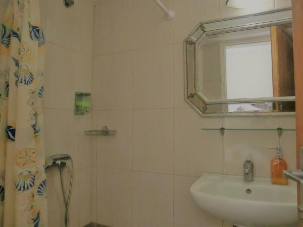 Santorini Camping & Hostel : photo 8 de la chambre chambre lits jumeaux standard