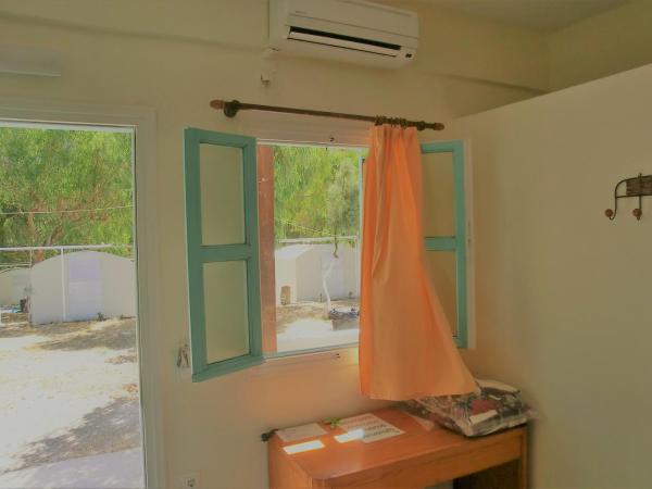 Santorini Camping & Hostel : photo 4 de la chambre chambre lits jumeaux standard