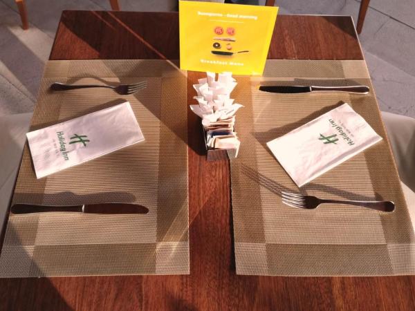 Holiday Inn Cagliari, an IHG Hotel : photo 3 de la chambre chambre double avec petit lit double - accessible aux personnes à mobilité réduite