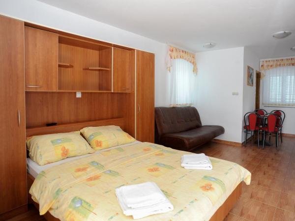 Apartmani Vila Caska : photo 2 de la chambre studio confort avec balcon et vue sur la mer