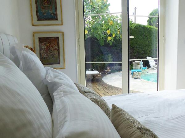 Blue Dream Cannes Guest House : photo 2 de la chambre chambre double - vue sur piscine