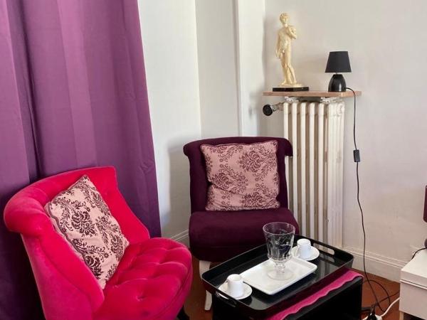 Chambres dans guest house Centre ville : photo 3 de la chambre chambre double avec balcon et salle de bains commune