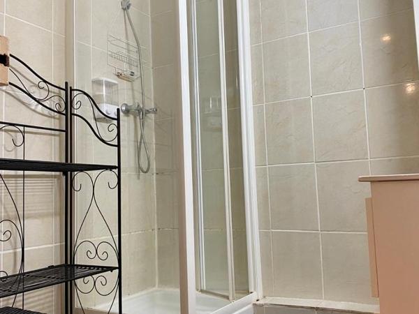 Chambres dans guest house Centre ville : photo 7 de la chambre chambre double avec salle de bains commune - vue sur cour